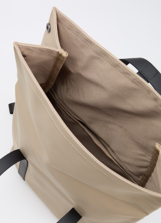 Rains 2 Way rugzak met 16 inch laptopvak en waterafstotende coating - detail 2 beige