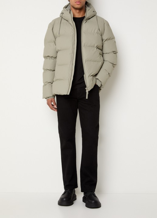 Rains Alta puffer jack met capuchon en steekzakken - voorkant 2 olijfgroen