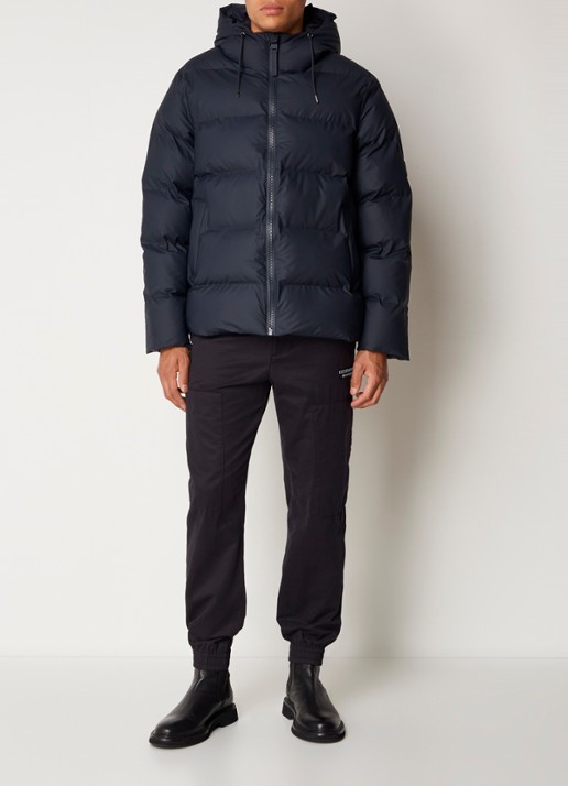 Rains Alta puffer jack met capuchon en steekzakken - voorkant 4 donkerblauw
