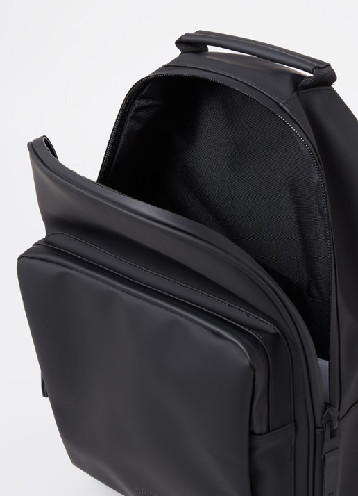 Rains Book Daypack W3 Large rugzak met 16 inch laptopvak en waterafstotende coating   - detail zwart