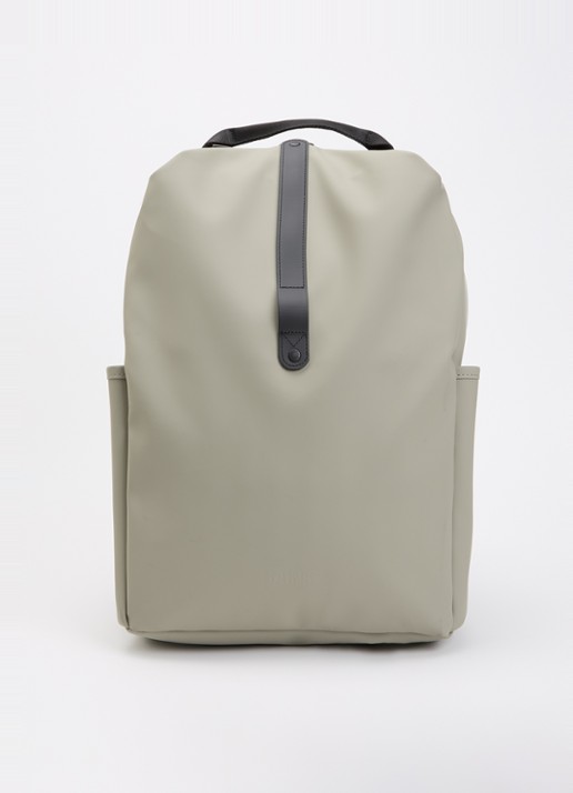 Rains Clip Front rugzak met 14 inch laptopvak en waterafstotende coating - voorkant 2 donkerbeige