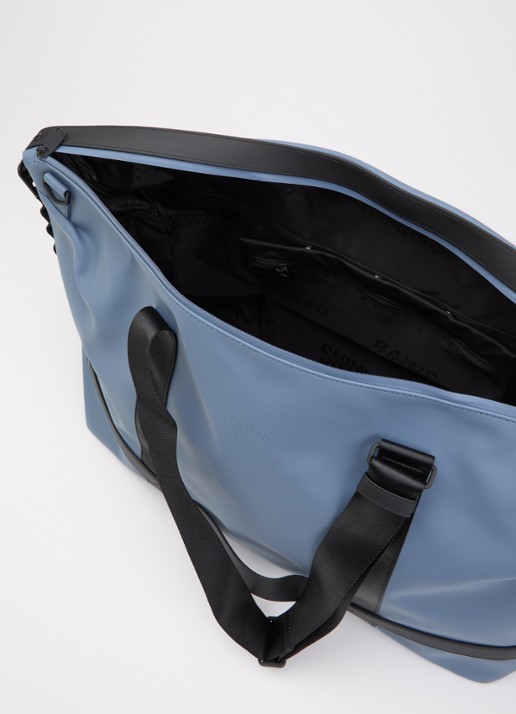 Rains OTG weekendtas met afneembare schouderriem en waterdichte coating - detail blauwgrijs