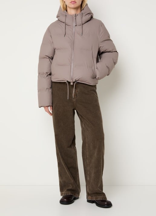 Rains Puffer jack met capuchon en logo - voorkant 3 donkerbeige