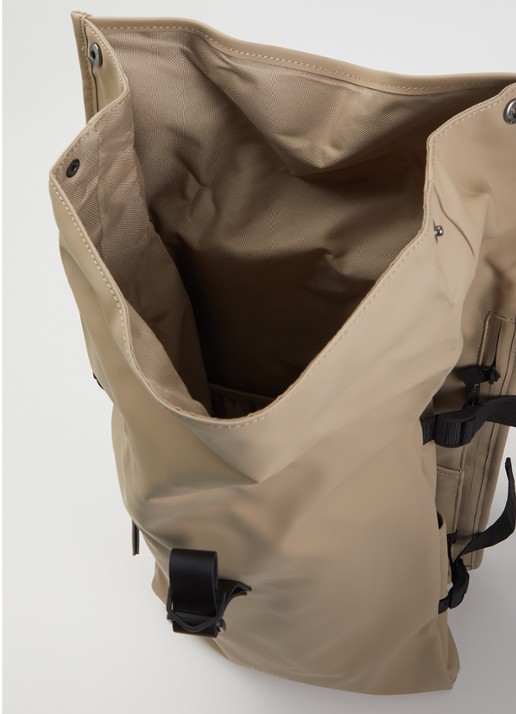 Rains Rolltop Large rugzak met 16 inch laptopvak en waterafstotende coating - detail 3 beige