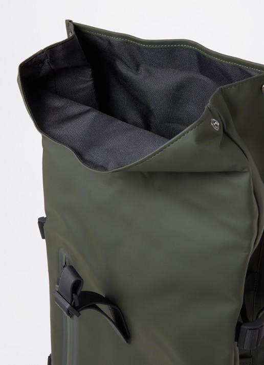 Rains Rolltop Large rugzak met 16 inch laptopvak en waterafstotende coating - detail bronsgroen
