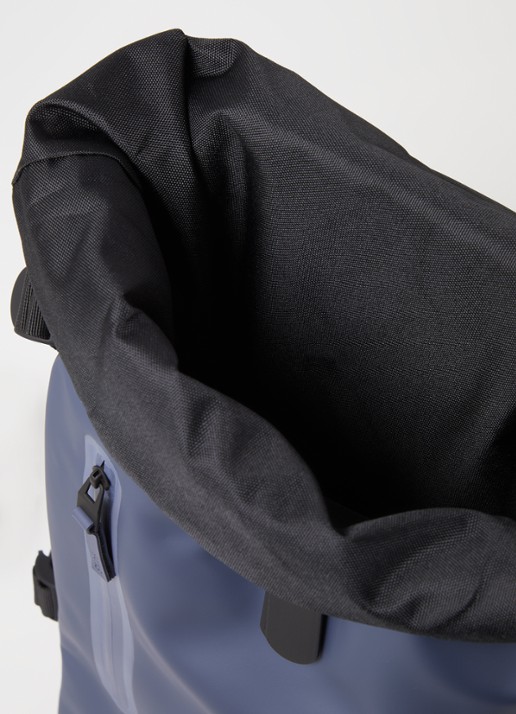 Rains Rolltop Large rugzak met 16 inch laptopvak en waterafstotende coating - detail staalblauw