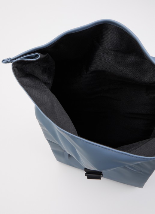 Rains Rolltop rugzak met waterafstotende coating - detail staalblauw