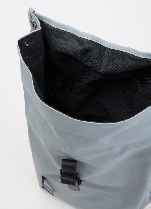 Rains Rolltop rugzak met waterafstotende coating - detail 2 lichtblauw