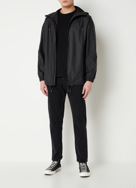 Rains Storm Breaker regenjas met capuchon en steekzakken - voorkant 3 zwart