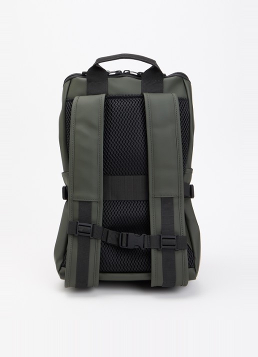 Rains Texel Cargo rugzak met 16 inch laptopvak en waterafstotende coating - achterkant 2 groen