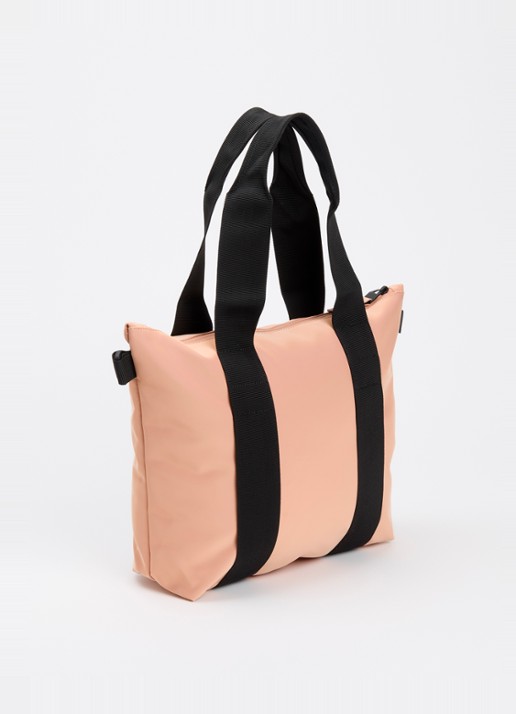 Rains Tote Micro W3 schoudertas met afneembare schouderriem en waterafstotende coating - achterkant 3 zalmroze