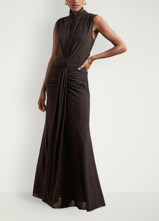 Reiss Daniella maxi jurk met halve col en plooidetail  - voorkant 2 donkerbruin