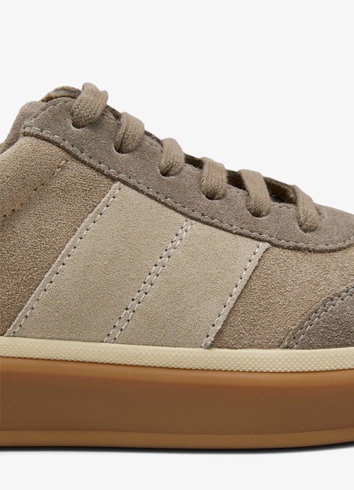 Reiss Lizzie sneaker van suède - detail taupe
