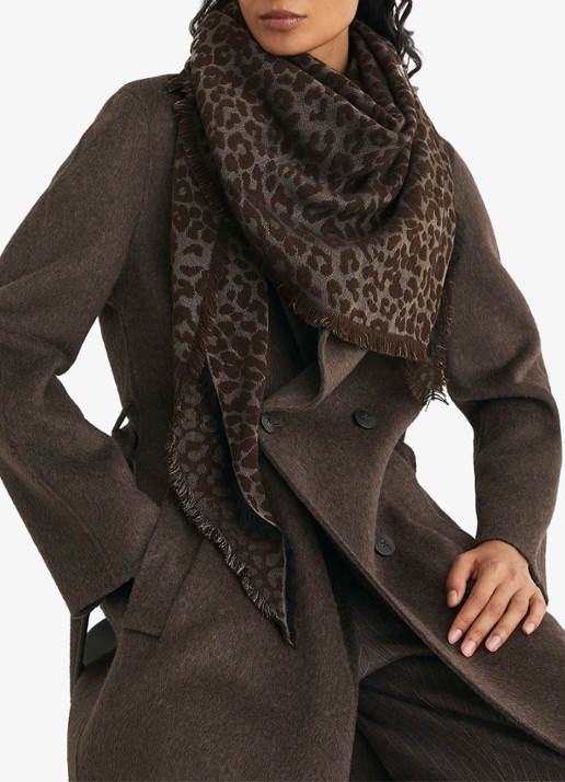 Reiss Lola sjaal met dierenprint - detail chocoladebruin
