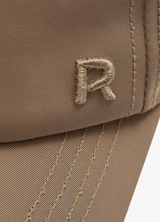 Reiss Nicole pet met logoborduring  - detail 2 taupe