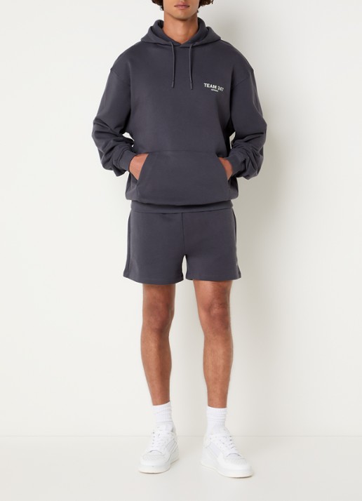 Represent 247 hoodie met logo- en backprint - voorkant 3 antraciet