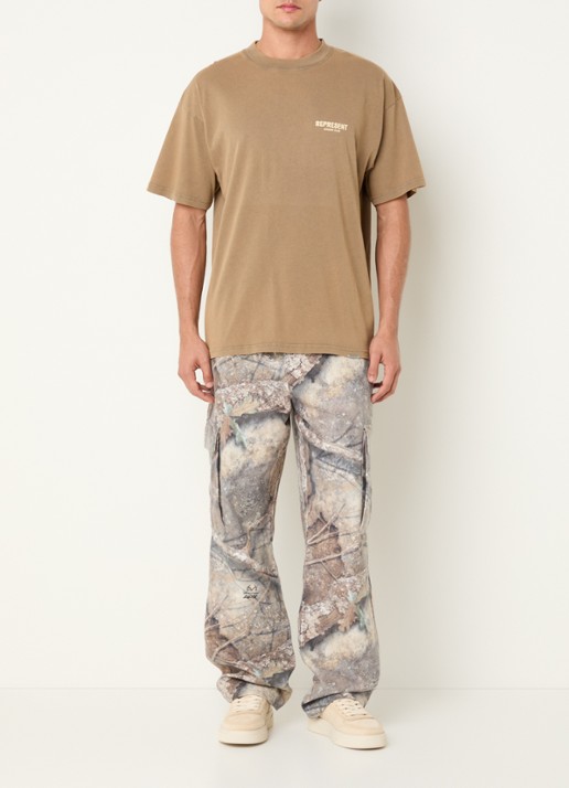 Represent Owners Club T-shirt met logo- en backprint - voorkant 2 camel