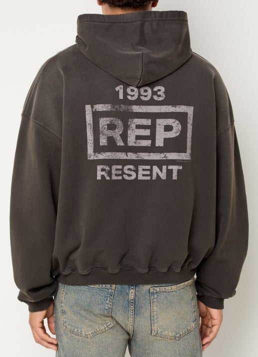 Represent Resent hoodie met logo- en backprint - detail donkerbruin