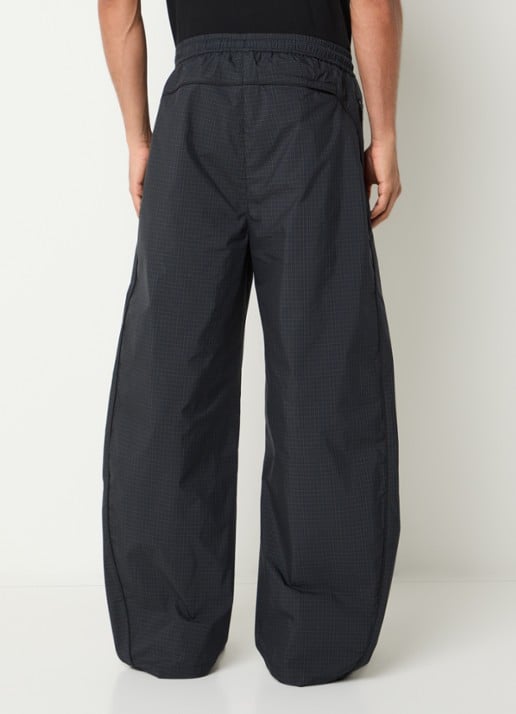 Represent Riot wide fit broek met ruitdessin en steekzakken - achterkant donkerblauw