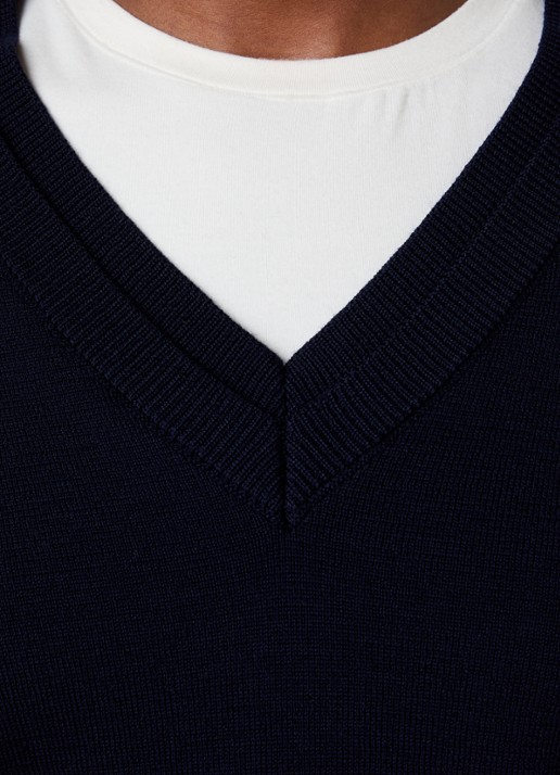 Róhe Fijngebreide trui van wol met V-hals - detail 2 donkerblauw