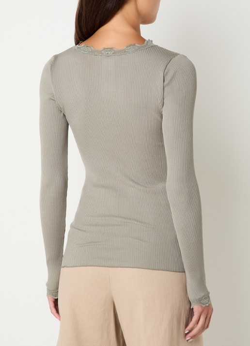 Rosemunde Babette longsleeve in zijdeblend met kant - achterkant lindegroen