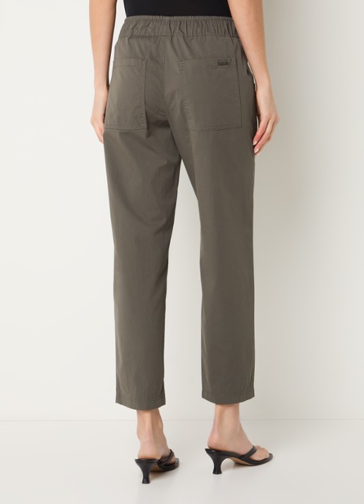 Rosner Studio Mara mid waist straight fit broek met opgestikte zakken - achterkant bronsgroen