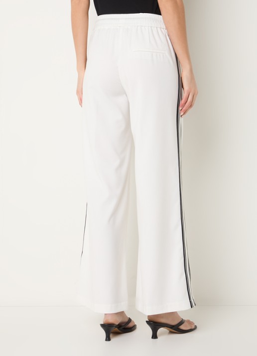 Rosner Studio Mid waist flared fit trackpants met paspelzakken - achterkant gebroken wit