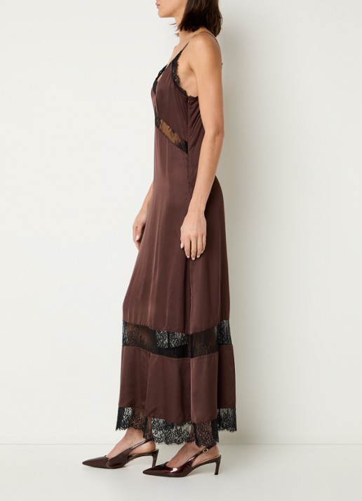 ROUGE EDIT Roulace maxi jurk van satijn met details van kant - voorkant 3 bruin