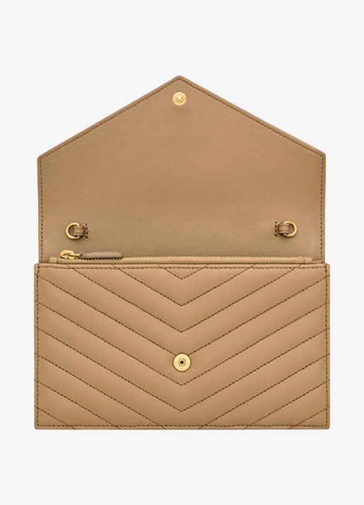Saint Laurent Cassandre Envelope clutch van lamsleer met afneembare schouderriem - detail 4 beige