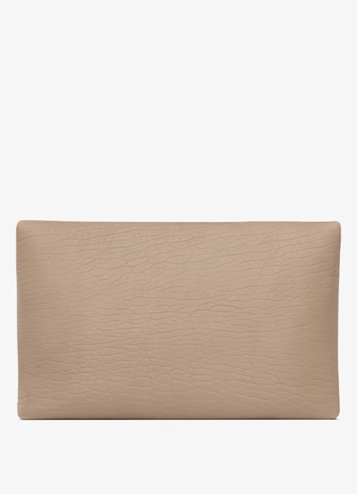 Saint Laurent Cassandre Large clutch van lamsleer - achterkant 5 lichtbruin