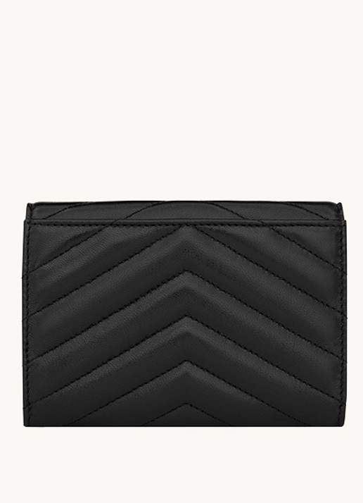 Saint Laurent Cassandre Matelassé Small Envelope portemonnee van quilted kalfsleer - detail zwart