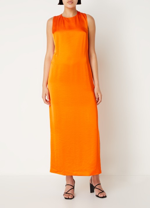 SAMSØE SAMSØE Ellie mouwloze maxi jurk van satijn met split - detail oranje
