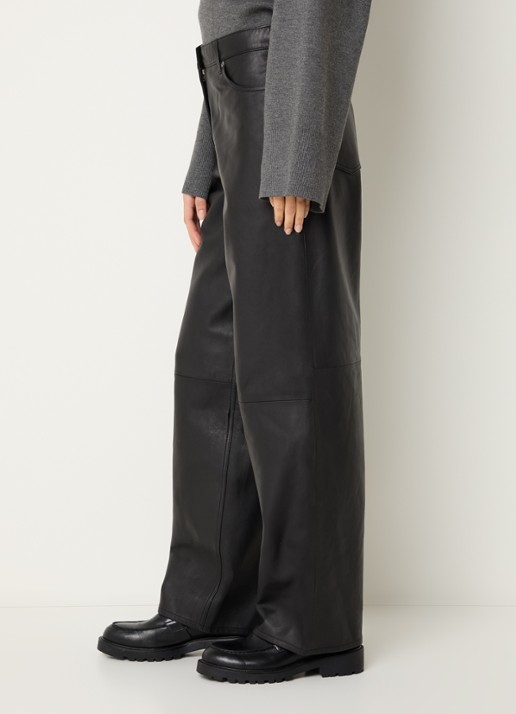 SAMSØE SAMSØE Harpal mid waist loose fit broek van lamsleer - detail 5 zwart