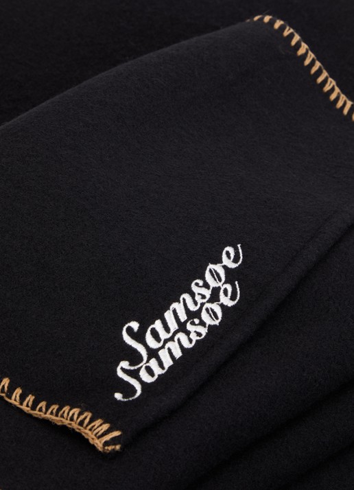 SAMSØE SAMSØE Sakatia sjaal van wol met logoborduring 200 x 28 cm - detail 2 zwart