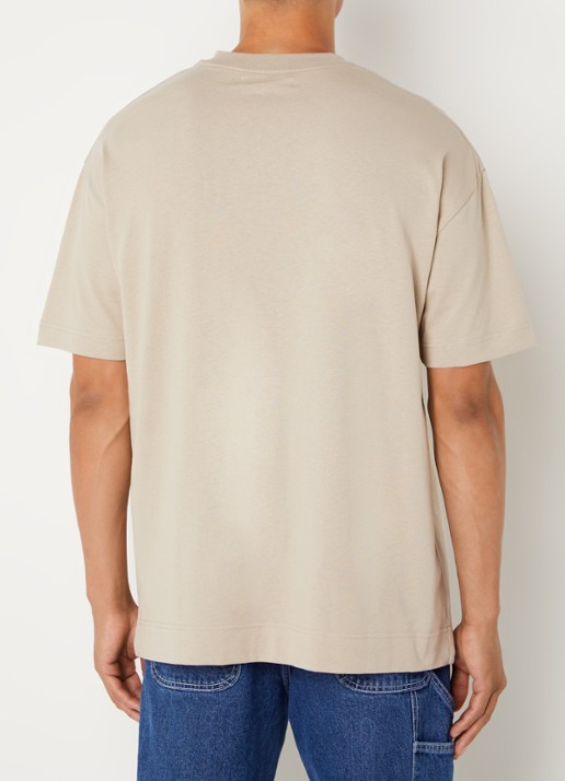 SAMSØE SAMSØE Joel T-shirt met logo - achterkant 2 donkerbeige