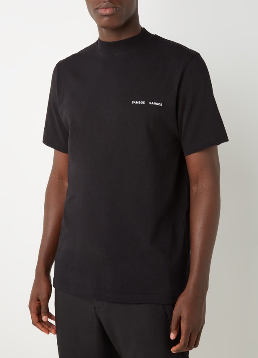 SAMSØE SAMSØE Norsbro T-shirt met opstaande kraag en logo - detail zwart