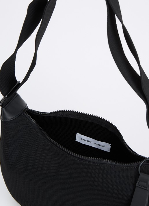 SAMSØE SAMSØE Sagary crossbodytas met verstelbare schouderriem - detail zwart
