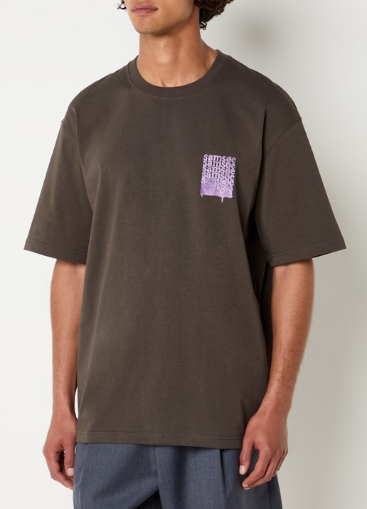 SAMSØE SAMSØE Sasteven T-shirt met front- en backprint - achterkant 2 bruin