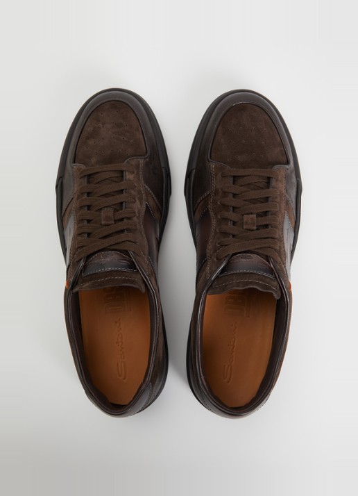 Santoni DBS Sport sneaker van suède met leren details - detail 2 donkerbruin