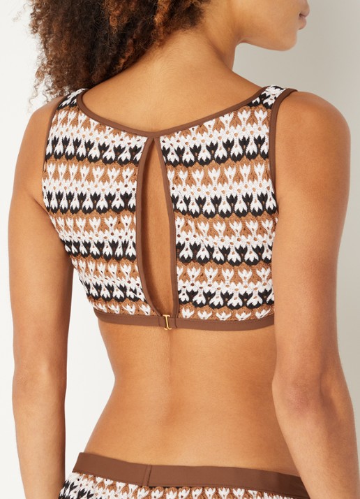 Sarda Biles bikinitop van crochet met print - achterkant zand