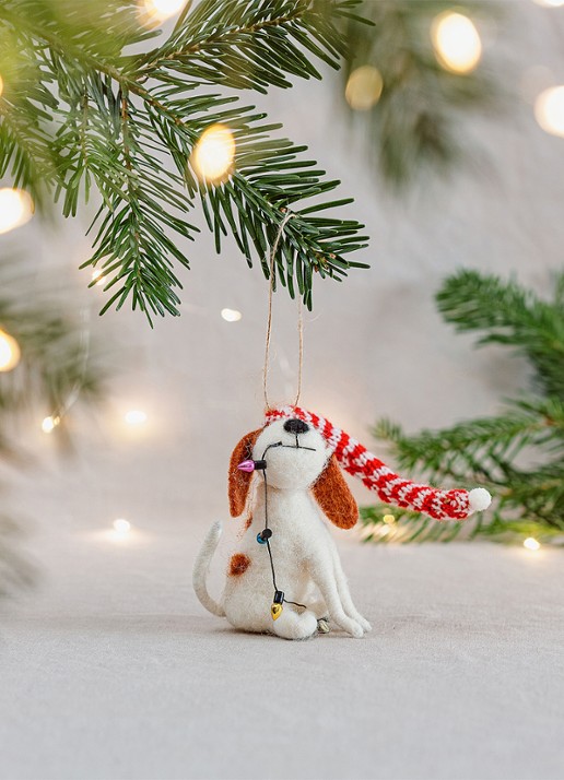 Sass & Belle Hond met Kerstversiering kersthanger 10 cm - voorkant 2 wit