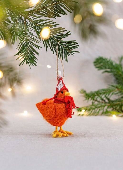 Sass & Belle  Kip met hoed kersthanger 13,5 cm - voorkant 2 oranjebruin