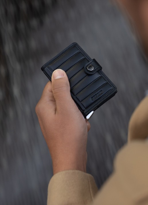 Secrid Miniwallet+ pasjeshouder van leer - detail 6 zwart