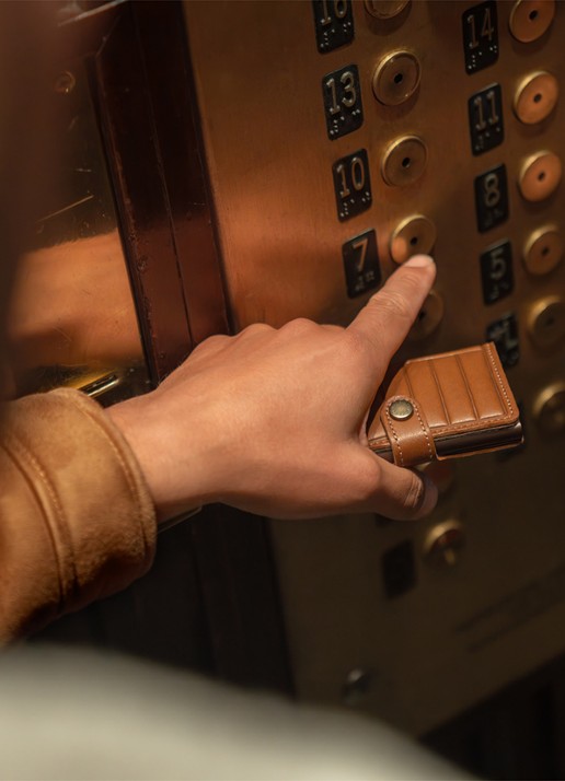 Secrid Miniwallet+ pasjeshouder van leer - detail 4 cognac