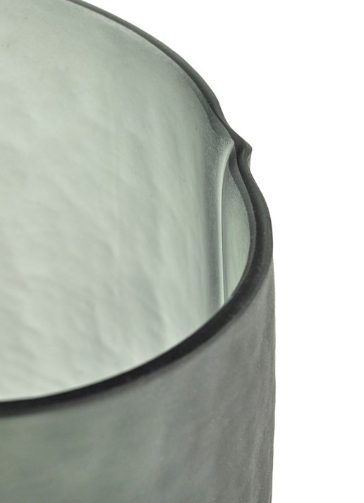 Serax  01 Gevormde vaas van mondgeblazen glas 20 cm  - detail antraciet
