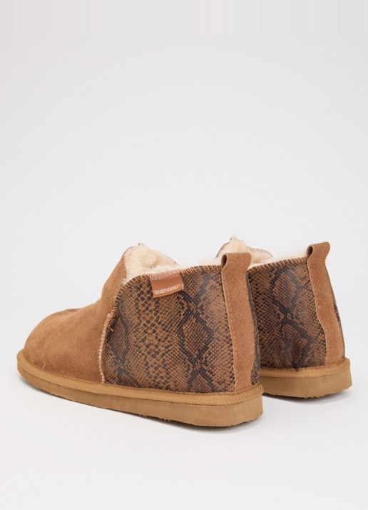 Shepherd Annie pantoffel van schapensuède met slangenprint - achterkant 3 cognac