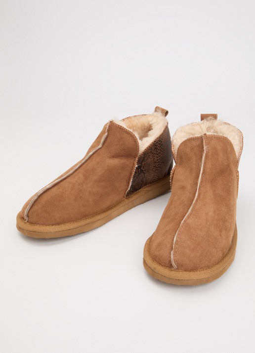 Shepherd Annie pantoffel van schapensuède met slangenprint - detail cognac