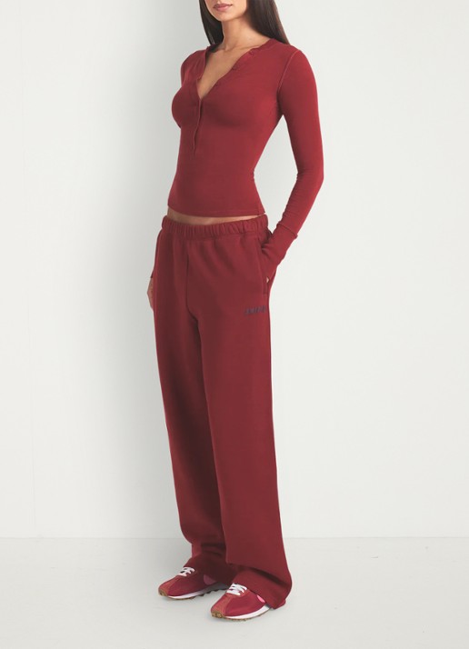 SKIMS Cotton Fleece low waist straight fit joggingbroek met logo - detail 4 bordeauxrood