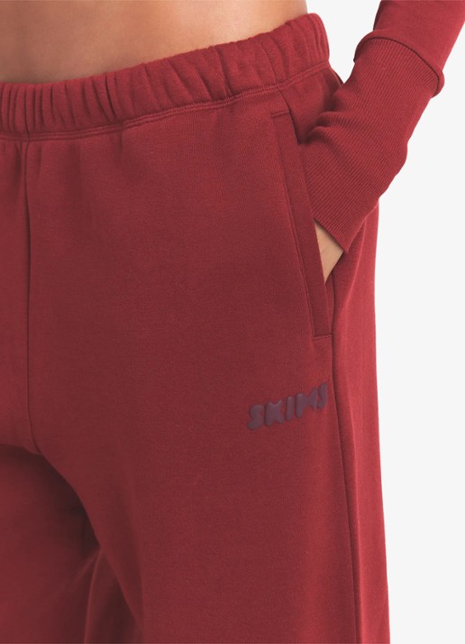 SKIMS Cotton Fleece low waist straight fit joggingbroek met logo - detail 5 bordeauxrood