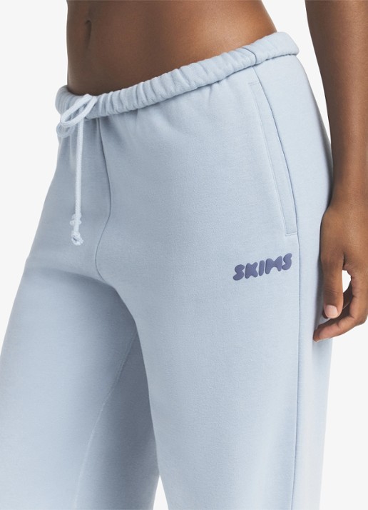 SKIMS Cotton Fleece low waist straight fit joggingbroek met logo - detail 4 lichtblauw